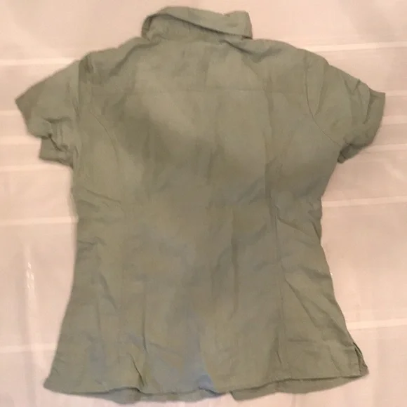 Medium sized button down green linen/rayon top with front buttoned pockets. - Picture 2 of 6